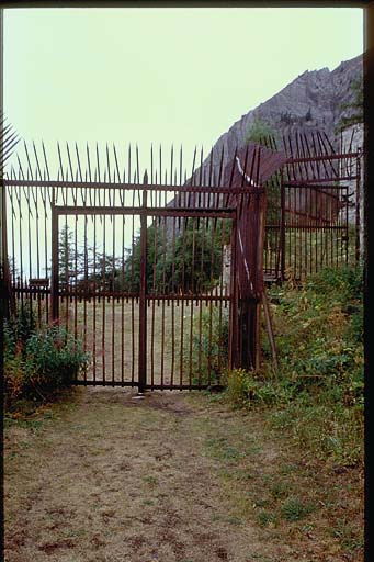 Le système de grilles et l'avant-porte sud prise depuis la batterie.