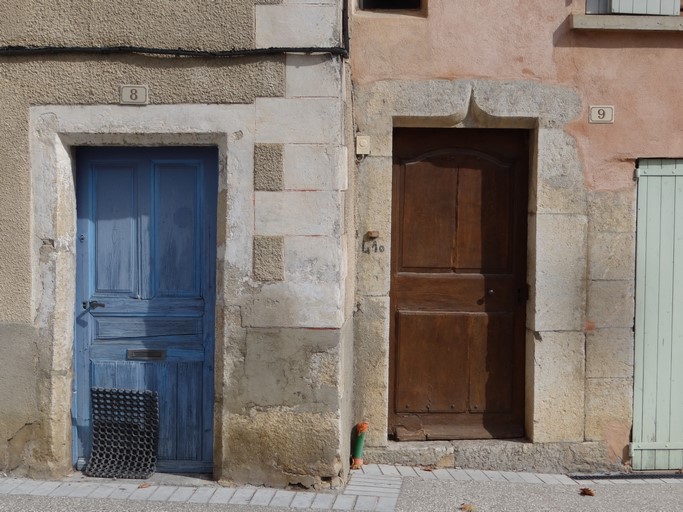 Portes de logis avec encadrements chanfreinés ayant un piédroit commun à la chaîne d'angle (à gauche) ou à une autre ouverture (à droite). Maisons situées place de la Fontaine, au bourg de Ribiers (parcelles 1998 E2 732, 733).
