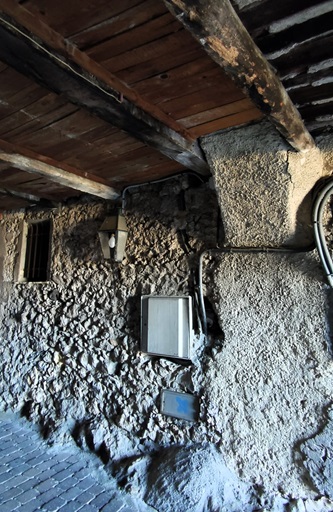 Passage couvert, transition entre les deux extensions de logis (parcelle 2024 B 303 à droite, 2024 B 306 à gauche).