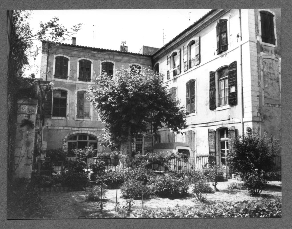 Cour et façades est et sud sur cour, vue générale, vers 1979. 