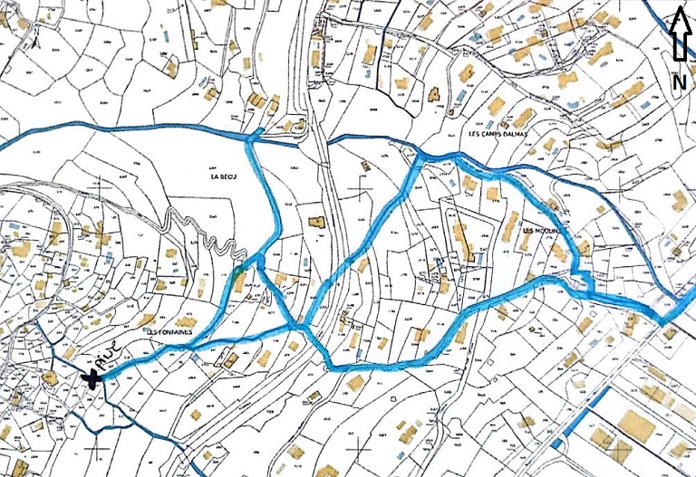 Plan de situation d'après le cadastre de 2024 (sections C et D, quartier des Fontaines, de la Béou et des Moulins). Le canal de l'Abéou est surligné en bleu. 