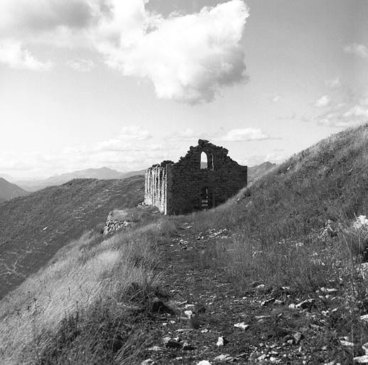 Ruines du casernement du temps de paix.