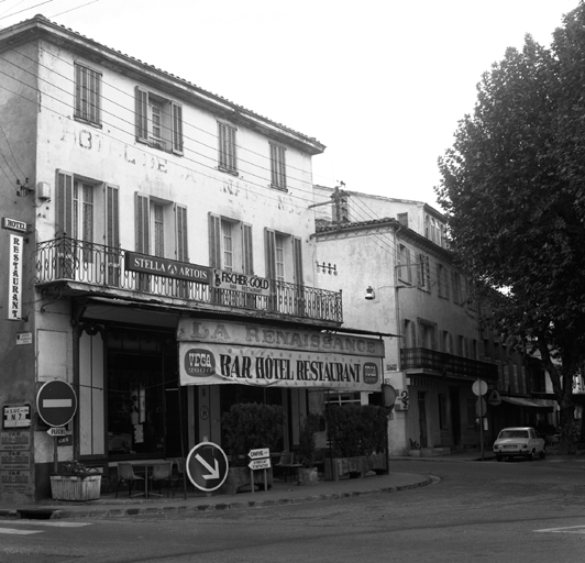 Place Georges-Clemenceau. Bar-Hôtel-Restaurant La Renaissance. Vue générale.