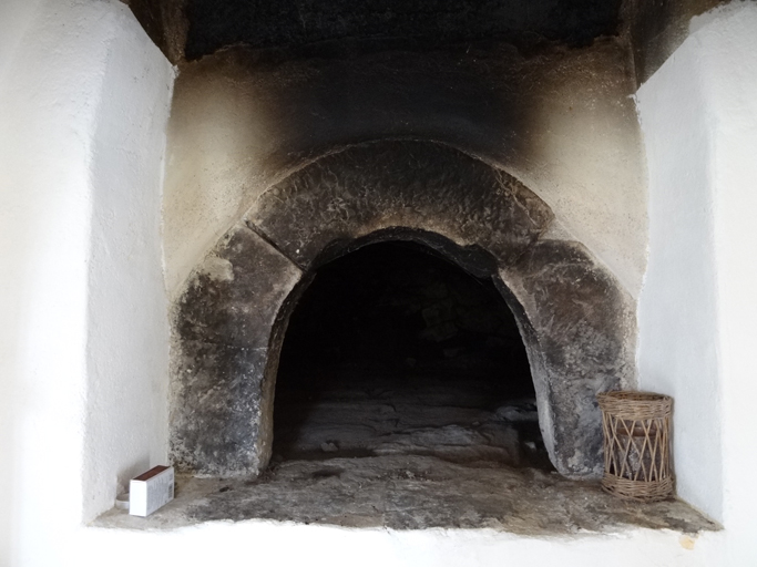 Bouche d'un four à pain, cuisine de ferme au quartier de Mélaron. (Z1 31a)