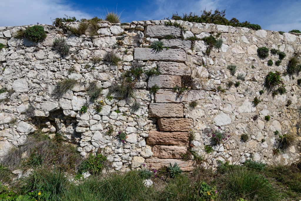 3e groupe (3b), vestige du revêtement de l'ancien corps de place, à l'ouest