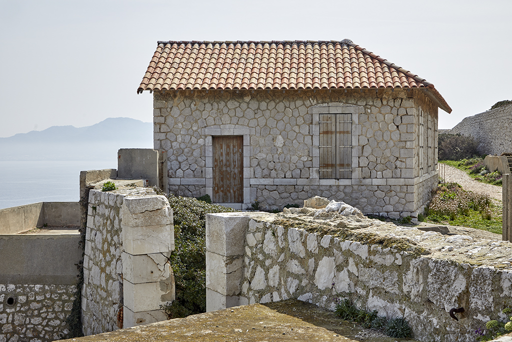 Porte d'entrée de la batterie et logis du gardien de batterie 