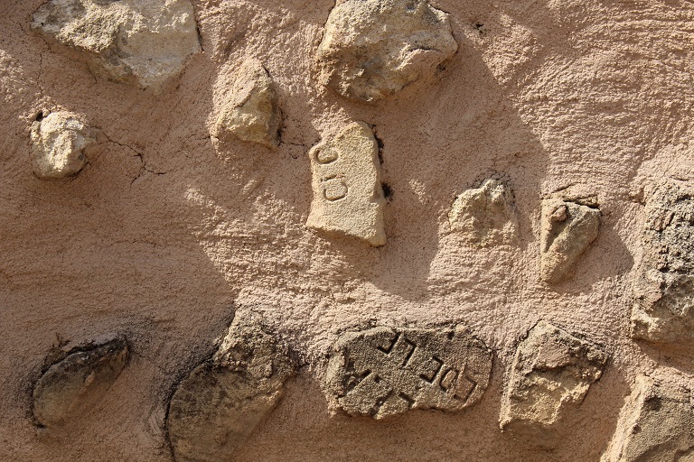 Vue de stèles en remploi dans le mur d'enceinte ouest, partie sud.