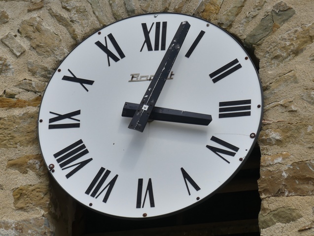 Clocher, face ouest. Dernier niveau, cadran de l'horloge.