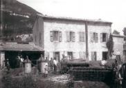 [Photographie de l'ancien bâtiment du foulon au temps de la distillerie.]