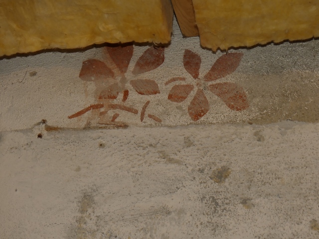 Second étage de soubassement, cage de l'escalier. Vestige de la frise peinte.