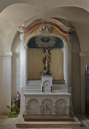 Ensemble de l'autel secondaire de saint Michel : degré d'autel, autel, tabernacle, deux gradins d'autel