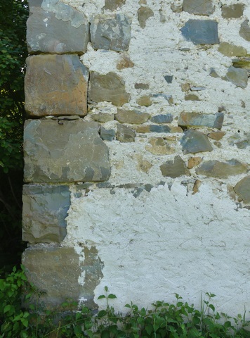 Chaîne d'angle d'un « cabanon » en très gros moellons équarris, aux Basses Graves.