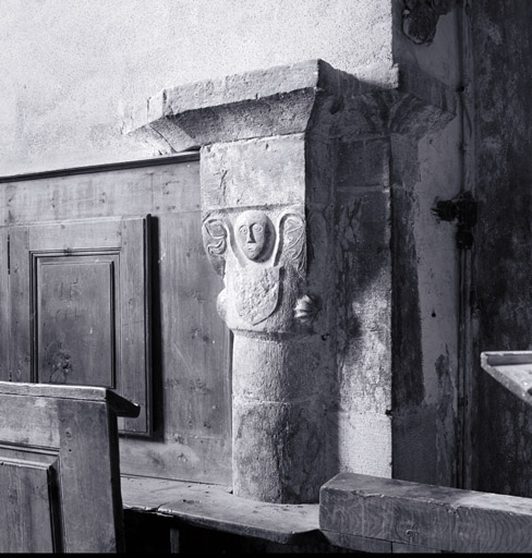 Chapelle au sud du choeur. Piédroit ouest en place. Chapiteau de la colonne engagée.