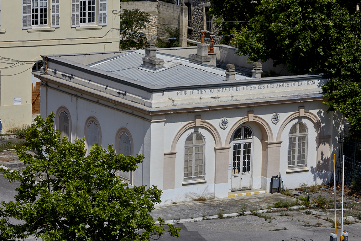 Vue nord-ouest du pavillon Est de l'entrée de la cour.