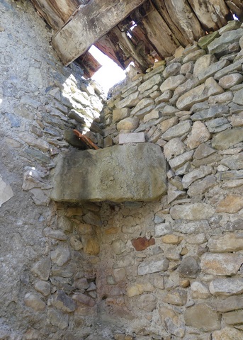 Etage, logis. Angle nord-est, cheminée d'angle.