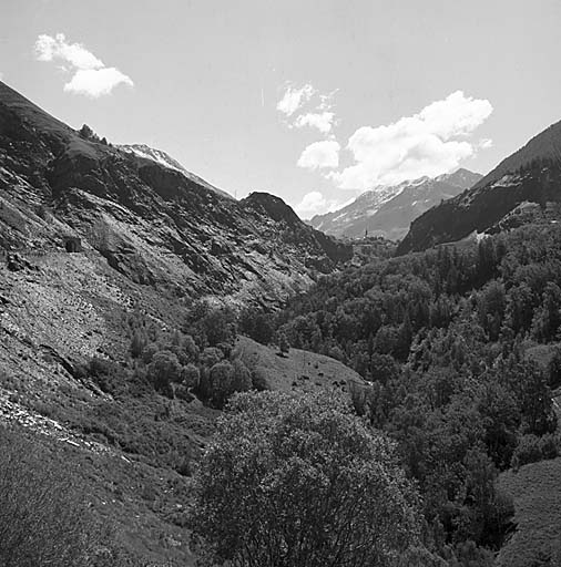 Le passage du verrou du Villar-d'Arêne. L'ancienne route et le tunnel.