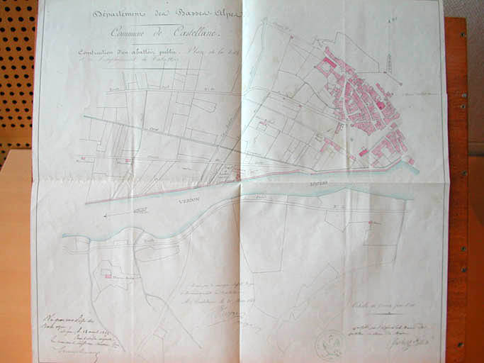 maison puis couvent de visitandines Saint-François-de-Sales puis hôpital et presbytère, puis hôpital et mairie, actuellement immeuble et établissement administratif