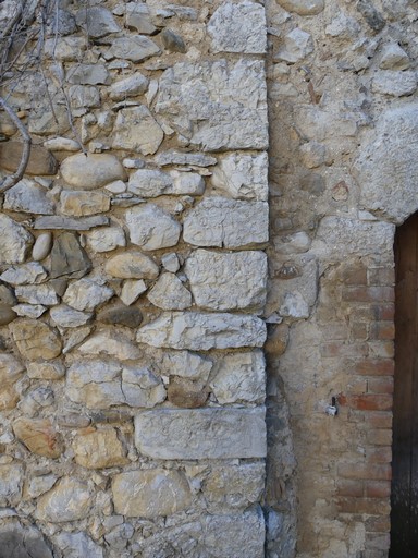 Chaîne d'angle en gros moellons équarris et collage de maçonnerie. Maison située au hameau des Chabanons (Ribiers, parcelle 1984 I1 34).