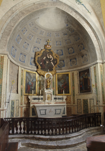 Ensemble de l'abside du choeur : ensemble du maître-autel (autel, deux gradins d'autel, tabernacle, exposition), lambris de revêtement et peintures monumentales