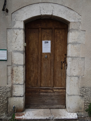 Porte de logis avec encadrement en pierre de taille en arc segmentaire. (C1 269b)
