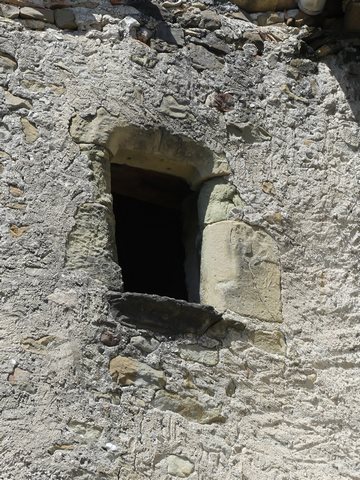 Pignon est, troisième niveau. Baie en anse-de-panier, avec accolade et appui saillant.