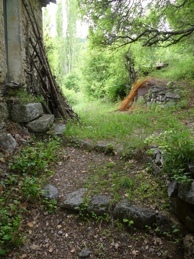 Rampe à pas d'âne, entre la cour et le chemin.