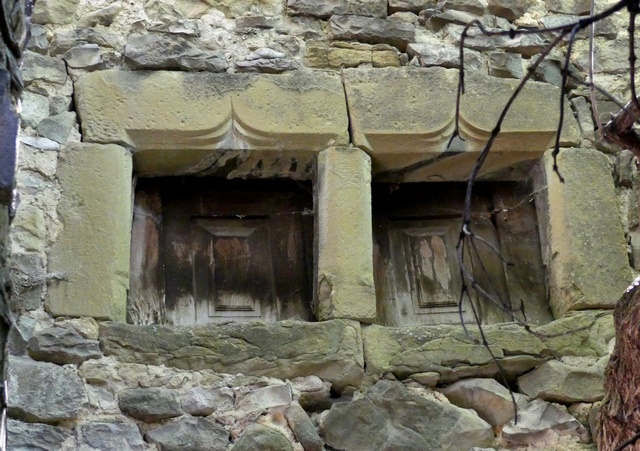 Elévation ouest (donnant dans la cour), troisième niveau. Baie géminée chanfreinée avec linteaux à double accolade, équipée de volets moulurés.