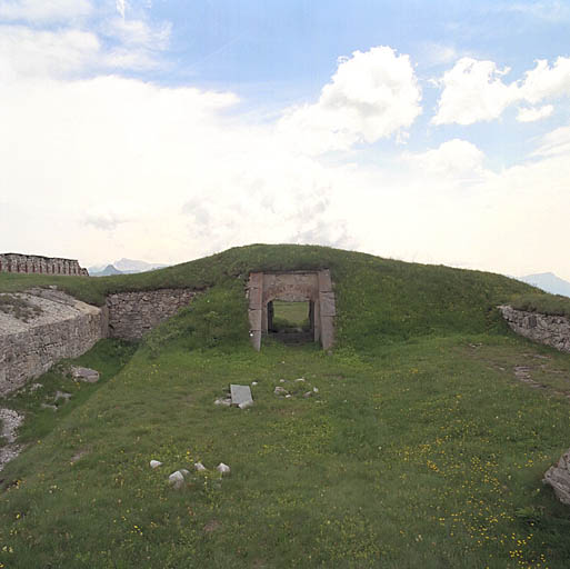 Moitié ouest de la cour intérieure du fort et traverse-passage.
