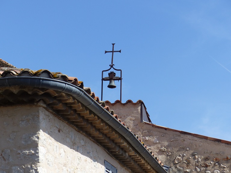 Toiture du bâtiment 3 au fond. Cloche surmontée d'une croix en fer forgé. Vue prise du nord-ouest. 