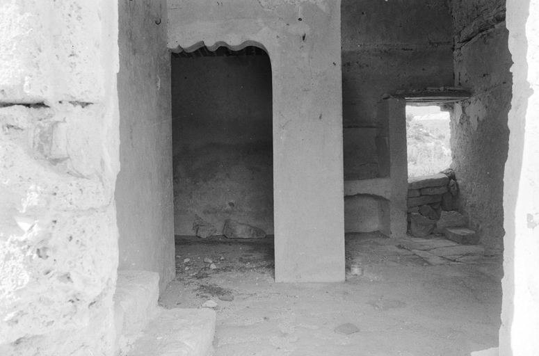 Deuxième étage. Ancien appartement comprenant à droite la cuisine, à gauche l'alcôve et le départ de l'escalier.