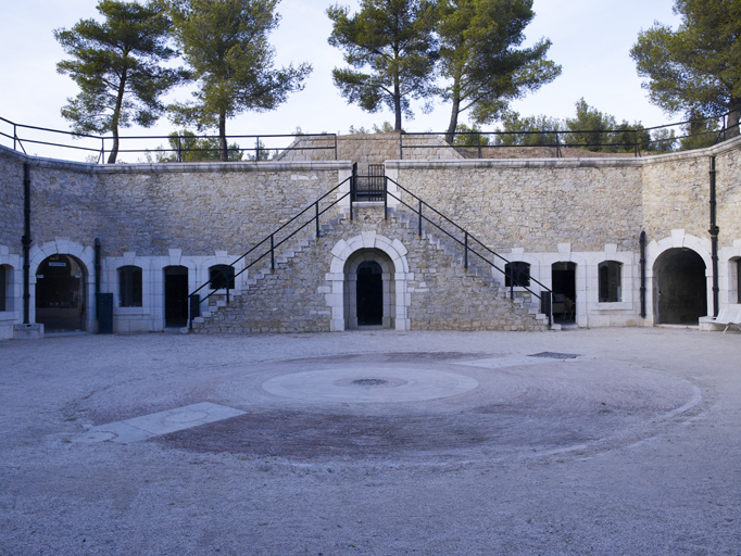 Façade nord-est sur cour, avec escalier vers les terrasses au centre.