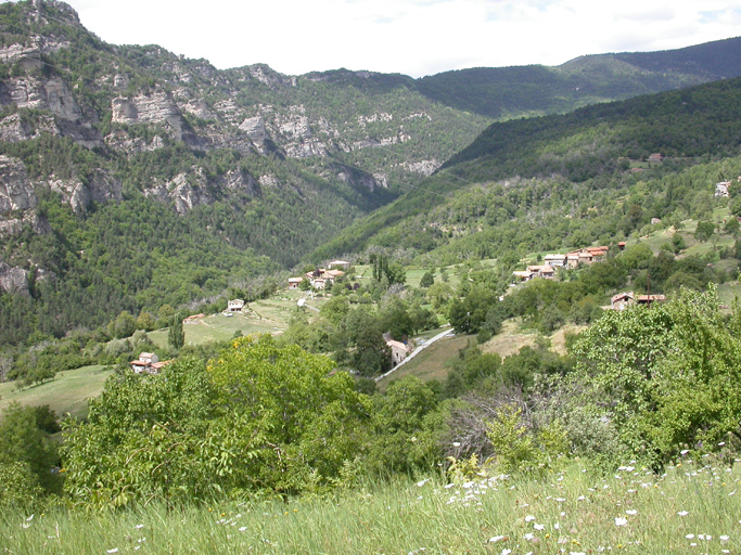 La partie centrale du territoire communal. Les quartiers des Prés, du Clot et des Rives en contrebas à l'ouest du village. A gauche, la vallée du Coulomp et le versant des Grès d'Annot.