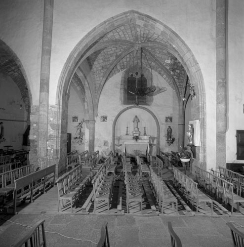 Chapelle latérale datée 1542.