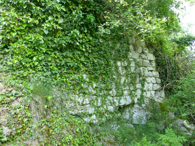 Mur d'enceinte au pied nord de l'église, quartier du Barri