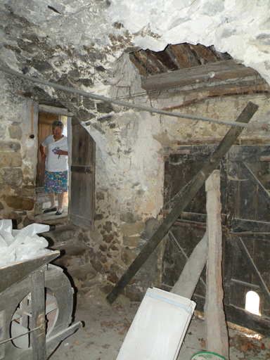 Maison à Rouaine (Annot). Etage de soubassement, étable-remise. Angle sud-est, porte de l'étable-remise et porte de communication avec la montée d'escalier.