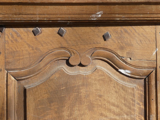 Porte de logis avec menuiserie sculptée, détail. Maison située place de la Fontaine au bourg de Ribiers (parcelle 1998 E2 642).