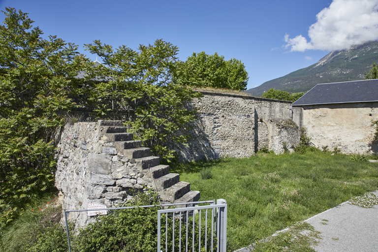 Front Est de l'enceinte, vestige du flanc droit et mur de gorgedu bastion 6 dit des Capucins, magasin à poudre inclus P vus du sud-est.