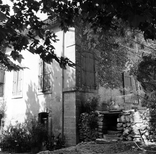 Logis (A). Façade antérieure, contrefort à l'angle droit.