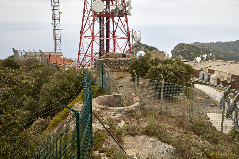 deux cuves de l'ouvrage défense : au premier plan poste de défense rapprochée, au second plan (sous la tour télévision) cuve maçonnée pour canon antiaérien Flak