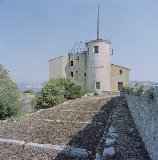 Côté sud du château A avec tour, vu du rempart de la courtine est (D).