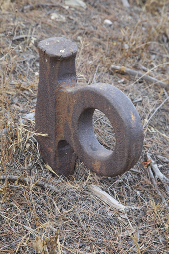 Détail d'un anneau de fixation vertical d'une pièce d'artillerie.