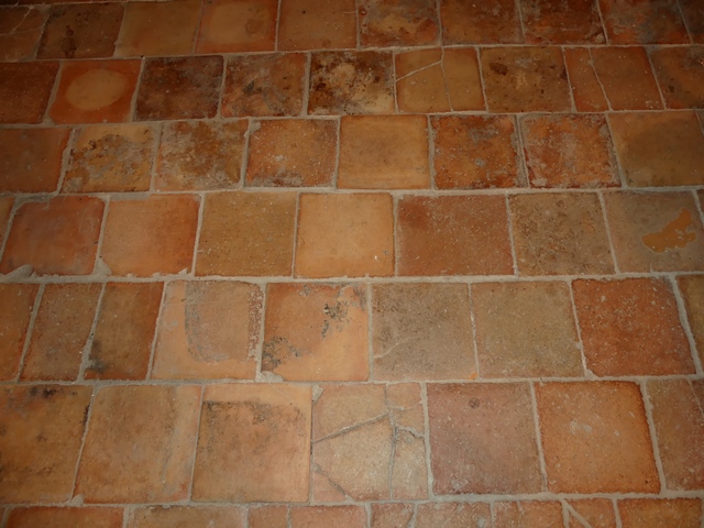 Premier étage, logis. Sol en carreaux de terre cuite.