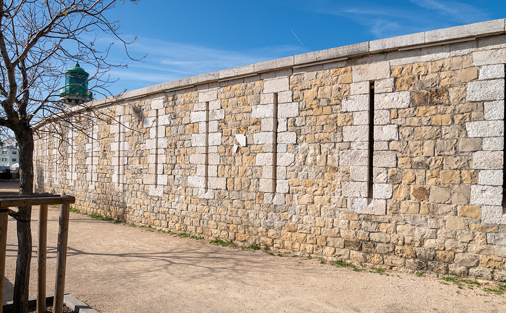 Elévation extérieure d'un segment du mur crénelé de la caponnière de communication, du côté de la mer