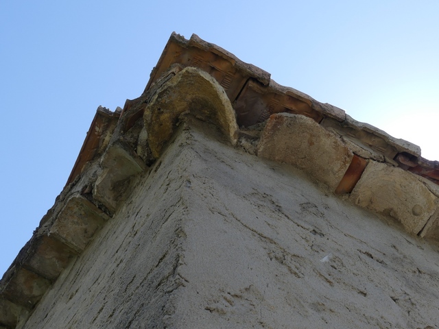 Bâtiment ouest. Angle sud-ouest, passage d'angle en éventail de la génoise.