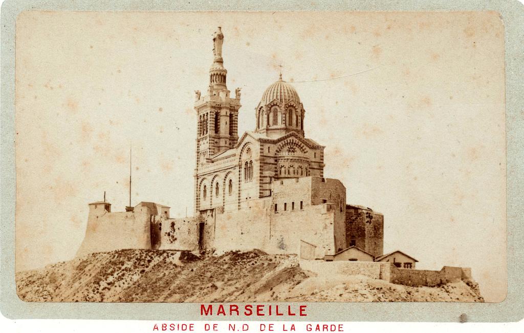 Marseille. Abside de N.D. de la Garde. [Vue Sud de la basilique Notre-Dame de la Garde après achèvement de la basilique et du quartier militaire extérieur], vers 1890.