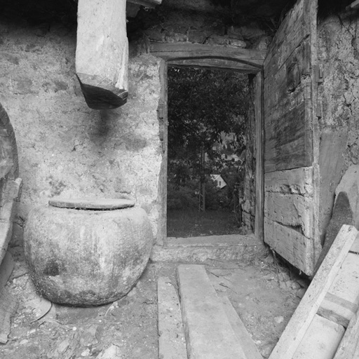 Niveau inférieur, la porte d'entrée, la jarre à huile et l'aiguille du pressoir.