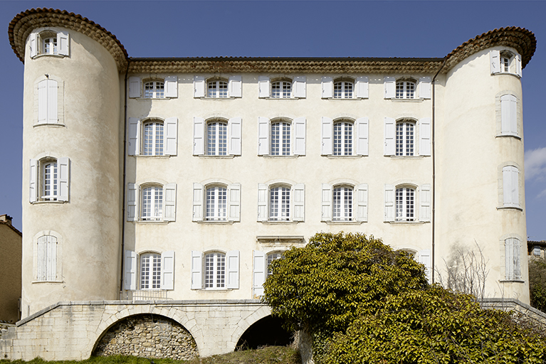 La Palud-sur-Verdon. Château. Vue générale de la façade sud, depuis le sud, avec la terrasse-belvédère.