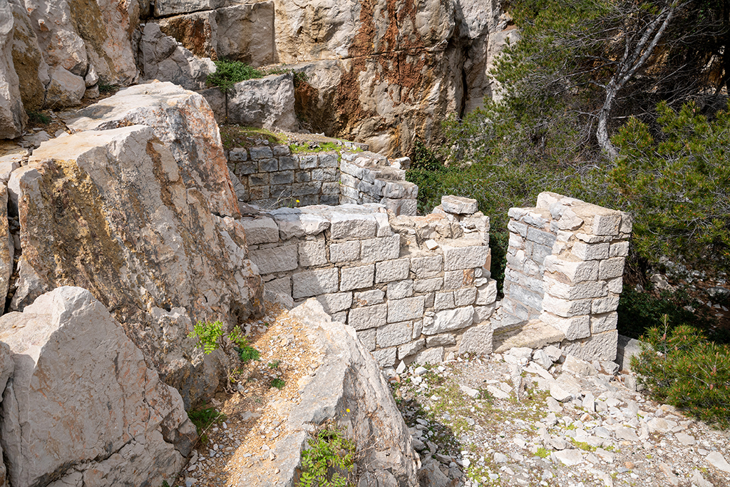 Ruine d'un abri en pierre de Cassis de la carrière, près de la plate-forme Est pour canon de 75mm.