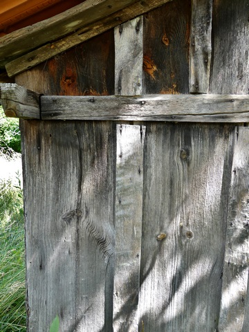 Essentage en planches d'un « cabanon » en bois, au Grand Pré.