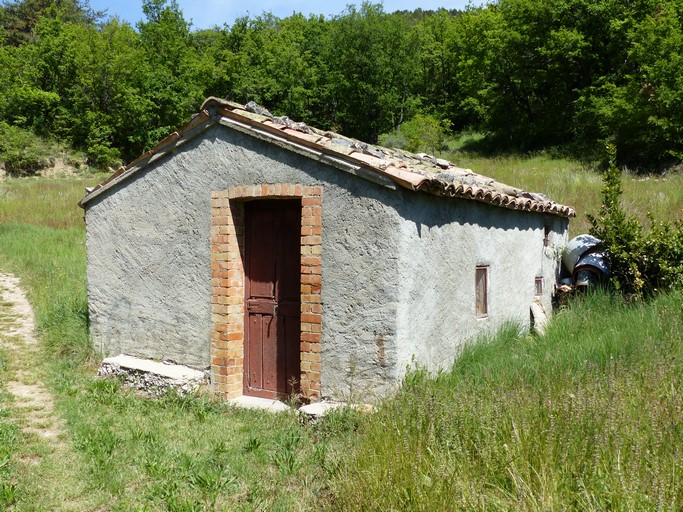 Bâtiment dispersé au quartier de Barrare (Châteauneuf-de-Chabre).